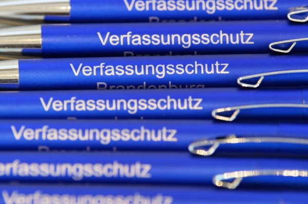 Kugelschreiber mit der Aufschrift «Verfassungsschutz» liegen auf einem Tisch. - © Soeren Stache/dpa-Zentralbild/dpa/Symbolbild