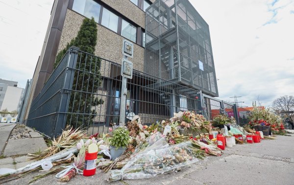 Blumen liegen vor dem Gemeindehaus der Zeugen Jehovas in Hamburg. - © Georg Wendt/dpa