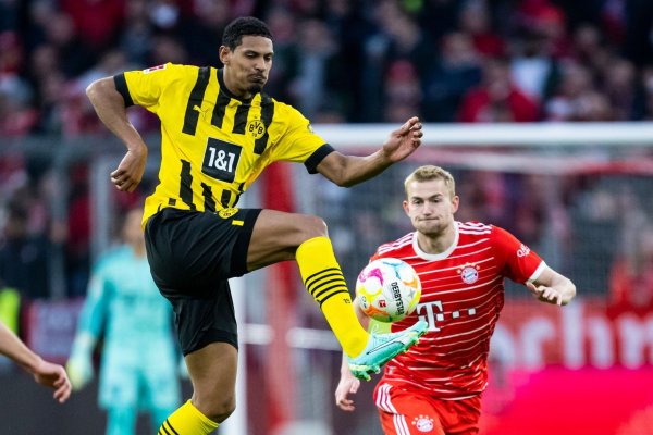 FSebastien Haller (l) in Aktion gegen Münchens Matthijs de Ligt (r). 57 Prozent der deutschen hoffen auf einen Titel des BVB. - © Tom Weller/dpa