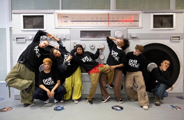 Mitglieder des „Urban Arts Ensemble Ruhr" stehen vor einem überdimensionalen Ghettoblaster. - © Thomas Banneyer/dpa