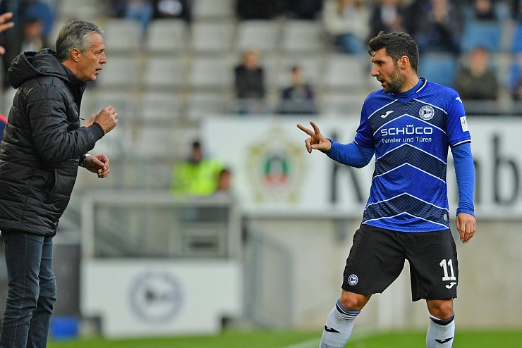 Abwehrmann des DSC im Gespräch mit Trainer Uwe Neuhaus: Die LZ freut sich auf Stephan Salger (rechts). - © Arminia/Thomas F. Starke