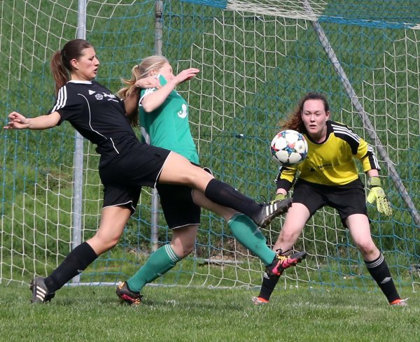 Legt alles rein: Nina Gnade vom FC Donop-Voßheide (links) kann die Heimniederlage auch nicht verhindern. - © Paul Cohen