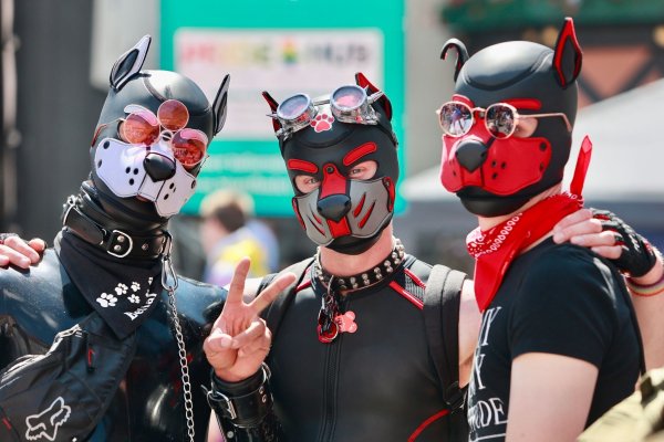 Pup Play wurde in den letzten Jahren zu einem sichtbareren Phänomen, wie hier bei dem Christopher Street Day in Wernigerode. - © Matthias Bein/dpa