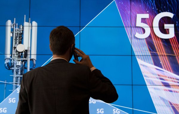 Die fünfte Generation des Mobilfunks (5G) bietet deutlich höhere Datenübertragungsraten als die bisherigen Standards UMTS (3G) und LTE (4G) (Symbolbild). - © Boris Roessler/dpa