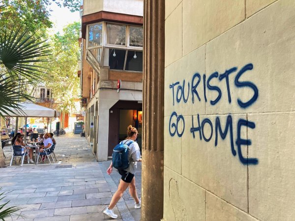 «Tourists Go Home»: Die Botschaft an einer Wand im Künstlerviertel Vila de Gràcia in Barcelona ist eindeutig. - © Emilio Rappold/dpa/dpa-tmn