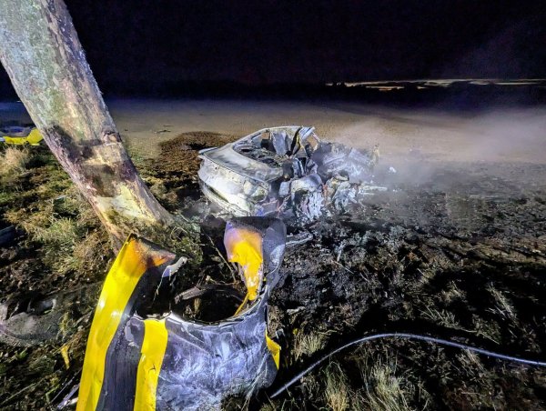 Drei Menschen starben bei diesem Autounfall. (Handout) - © ---/Freiwillige Feuerwehr Bedburg-Hau/dpa