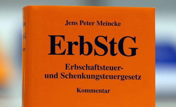 In Deutschland gibt es bei der Erbschafts- und Schenkungssteuer Sonderregelungen für große Vermögen und Firmenanteile. (Symbolbild) - © Oliver Berg/dpa