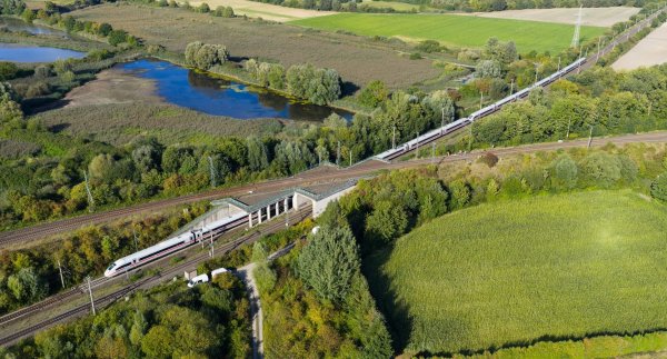 Auf der Bahnstrecke zwischen Hannover und Berlin kommt es zu Verspätungen und Zugausfällen. - © Julian Stratenschulte/dpa