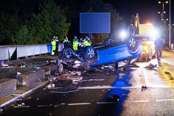 Der Autofahrer blieb offenbar unverletzt - gravierende Folgen hat der Unfall trotzdem. - © Moritz Frankenberg/dpa