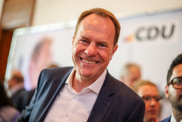 Der Düsseldorfer OB Stephan Keller (CDU) muss in die Stichwahl gegen die Kandidatin der Grünen. - © Christoph Reichwein/dpa
