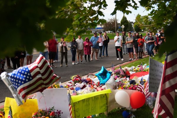 Trauernde kommen zum Tatort. - © Lindsey Wasson/AP/dpa