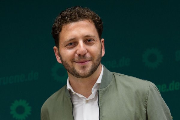Will die Grünen als Alternative zum Rechtsruck etablieren: Grünen-Bundeschef Felix Banaszak. (Archivbild) - © Michael Kappeler/dpa