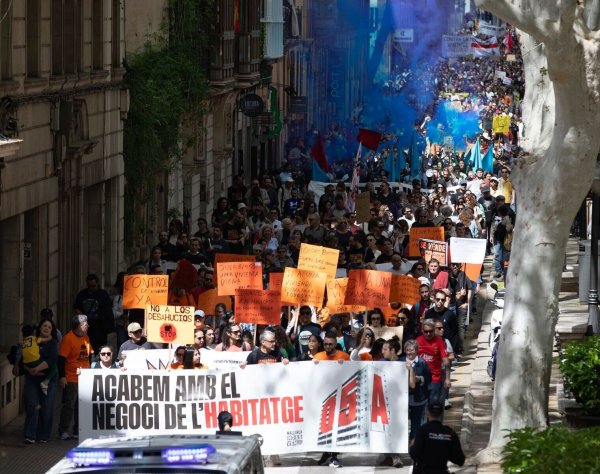 Im April gingen im ganzen Land Zehntausende auf die Straße. (Archivfoto) - © Clara Margais/dpa