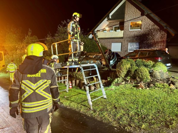 Endstation Vorgarten: Ein Auto hat sich im Kreis Wesel überschlagen. - © --/Freiwillige Feuerwehr Hünxe/dpa