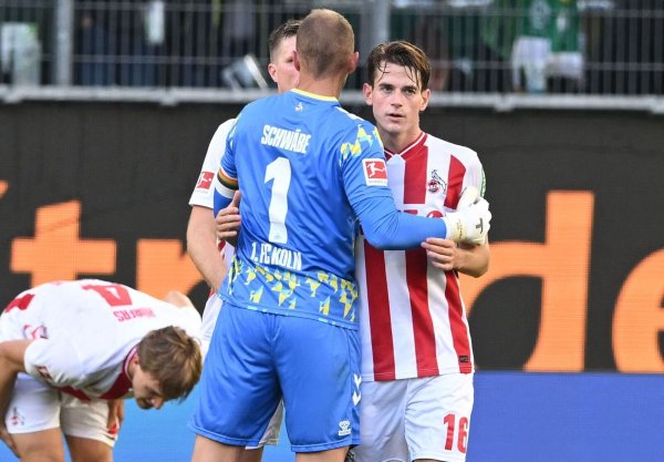 Der Kölner Jakub Kaminski (r) schoss beim 3:3 in Wolfsburg das späteste Tor der Bundesliga-Geschichte. - © dpa