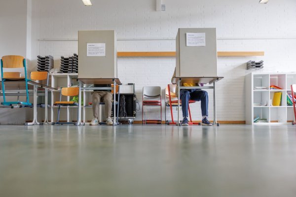 An einigen Orten öffneten die Wahllokale verzögert. (Symbolbild) - © Friso Gentsch/dpa
