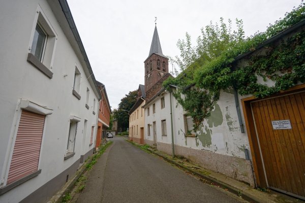Voraussichtlich im Herbst beginnt der Verkauf für die leerstehenden Häuser in den fünf geretteten Dörfern am Braunkohletagebau Garzweiler. - © Henning Kaiser/dpa
