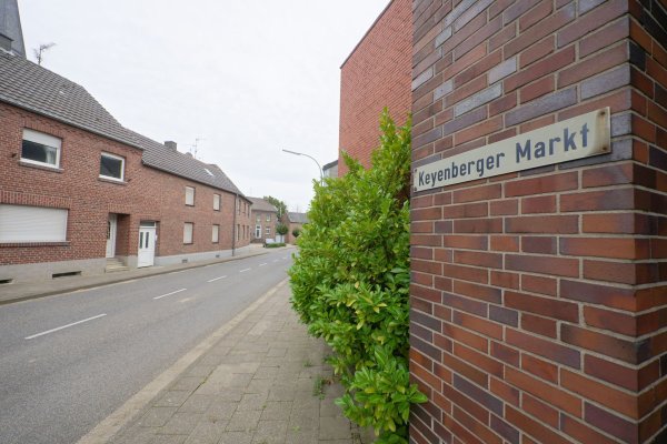 Leere Häuser stehen an der Straße "Keyenberger Markt" in Keyenberg. RWE Power will im Herbst mit dem Verkauf Hunderter leerstehender Häuser in geretteten Dörfern am Tagebau Garzweiler beginnen. (Archivbild) - © Henning Kaiser/dpa