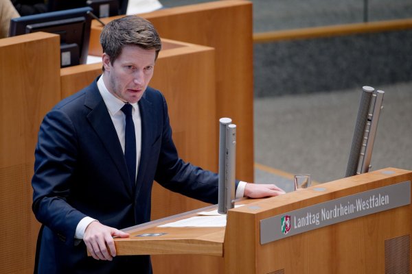 Vincentz freute sich am Wahlabend über das Ergebnis seiner Partei bei der Kommunalwahl. - © Henning Kaiser/dpa