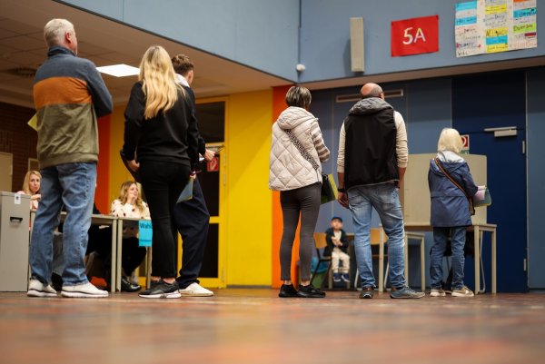 Die Wahllokale füllen sich. - © Christoph Reichwein/dpa