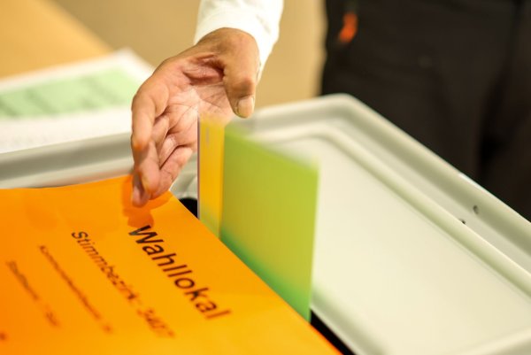 Der Stimmzettel für die Wahl des oder der OB fehlte bei einigen Wahlberechtigten. - © Christoph Reichwein/dpa