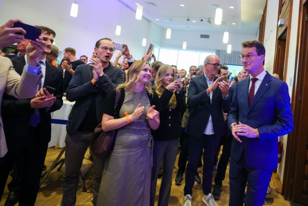 Für Hendrik Wüst ist klar: Wenn es in Stichwahlen gegen die AfD geht, unterstützt seine CDU andere demokratische Parteien wie die SPD. - © Christoph Reichwein/dpa
