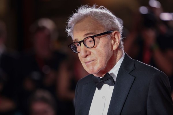 Regie-Legende Woody Allen bereut seine wiederholten Abendessen im Hause von Jeffrey Epstein nicht. (Archivbild) - © Vianney Le Caer/Invision/AP/dpa