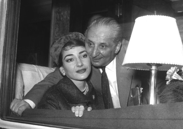 Die Operndiva Maria Callas und ihr Ehemann Giovanni Battista Meneghini sind mit dem Zug unterwegs von Rom nach Mailand. Bis heute fasziniert Maria Callas sowohl künstlerisch als auch privat. - © Publifoto/dpa