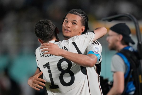 Die deutsche U17 um Paris Brunner (r) und Bilal Yalcinkaya holte sich in Indonesien den WM-Titel. - © Achmad Ibrahim/AP/dpa