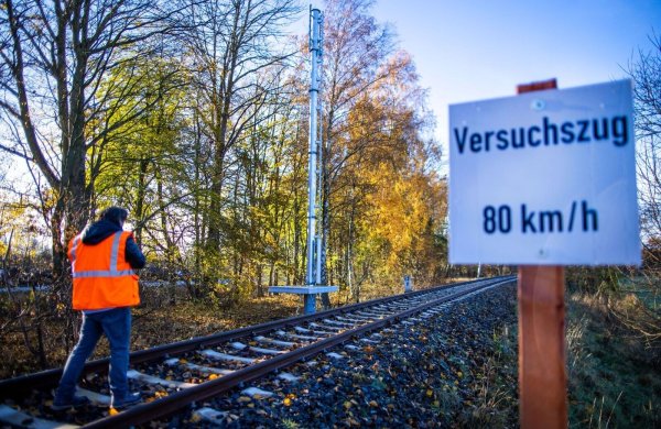 Ein bereits aufgestellter Sendemast an einer stillgelegten Bahnstrecke. - © Jens Büttner/dpa