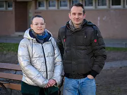 Ru Kim Haase (v. l.) und Pascal Cziborra engagieren sich f&uuml;r LGBTQ+-Menschen im Bielefelder Sport. - &copy; Andreas Zobe