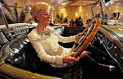 Gastgeberin Liz Mohn um dekorativen Mercedes-Benz Typ 630 aus dem Jahre 1927. Der von Ferdinand Porsche entwickelte Oldtimer soll einst G&auml;ste des Berliner Hotels Adlon durch die Reichshauptstadt chauffiert haben. - &copy; FOTO: RAIMUND VORNB&Auml;UMEN