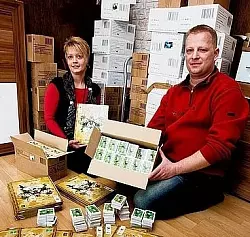 Michaela und Stefan Homann aus Bruchm&uuml;hlen zwischen Alben und kartonweise Tierstickern. - &copy; FOTO: GERALD DUNKEL