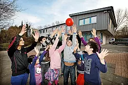 Die Hortgruppe spielt auf dem Hof vor der "Villa am Hügel" mit einem Ball. Die Einrichtung soll auch künftig Zuschüsse von der Stadt erhalten. - © Foto: Preuss