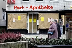 Trauriger Anblick: Die Schaufensterfläche in der Parkstraße ist mit langen Papierstreifen abgehängt worden. 