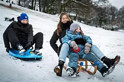 Am Samstag reichte der Schnee in Bielefeld schon zum Rodeln aus. - &copy; Barbara Franke