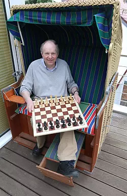 Der Strandkorb geh&ouml;rt einfach dazu: Wolfgang Reker f&uuml;hlt sich auf seinem heimischen Balkon fast wie an der Nordsee. Dazu geh&ouml;rt nat&uuml;rlich auch ein Schachbrett. - &copy; Oliver K&ouml;nig