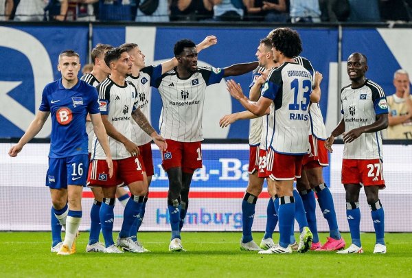 Bakery Jatta (M) traf beim Heimsieg des Hamburger SV gegen Hertha BSC zum 1:0. - © Axel Heimken/dpa