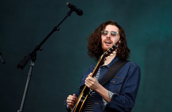 Der irische Musiker Hozier spielte beim Lollapalooza Festival im Berliner Olympiapark (2019). Mit seinem neuen Album «Unreal Unearth» will er wieder auf große Bühnen. - © Gregor Fischer/dpa