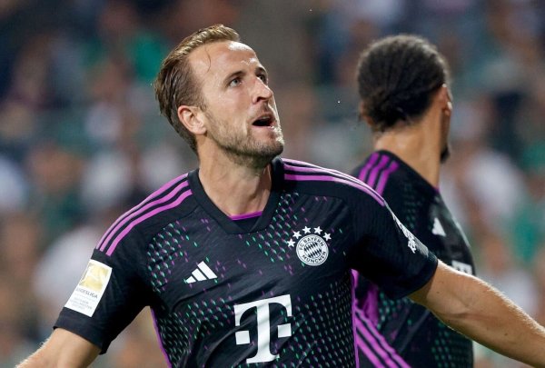 Bayern-Star Harry Kane bejubelt seinen ersten Bundesliga-Treffer. - © Axel Heimken/dpa
