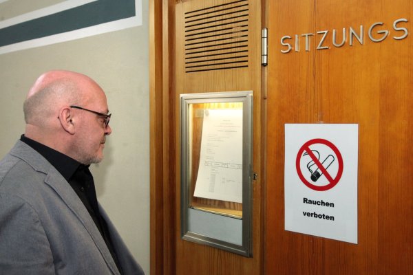 Rolf Herbrechtsmeier betrachtet den Prozessterminplan im Aushang vor Saal 165. - © Archivfoto: Bernhard Preuß