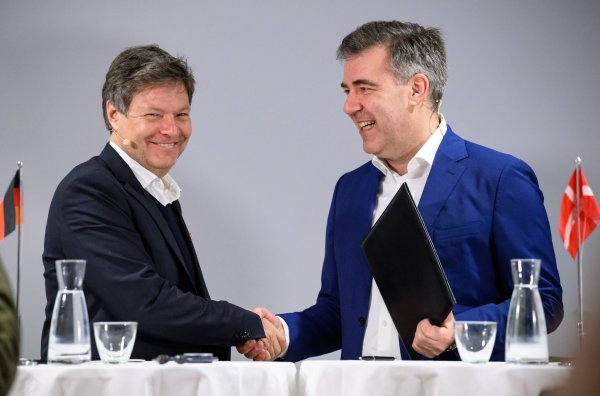 Wirtschaftsminister Habeck (l) hatte die Vereinbarung im März 2023 in Kopenhagen mit seinem Kollegen Lars Aagaard unterzeichnet. (Archivbild) - © Bernd von Jutrczenka/dpa