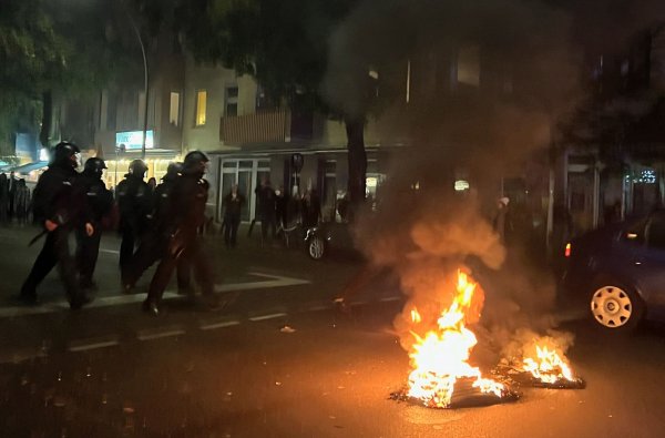 Autoreifen brannten: In der Nacht kam es in Berlin-Neukölln zu Ausschreitungen. - © Julius-Christian Schreiner/dpa