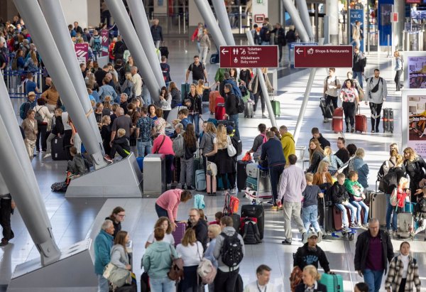 An den großen Flughäfen in NRW wird am ersten Ferienwochenende wieder besonders viel los sein. - © Thomas Banneyer/dpa
