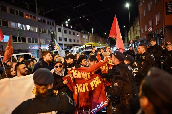 Als ein Teil der Demonstranten eine Kreuzung nicht verlassen will, kommt es zum Tumult. Es fliegen Fäuste und ein Polizist wird mit einer Fahnenstange attackiert. - © Fabian Strauch/dpa