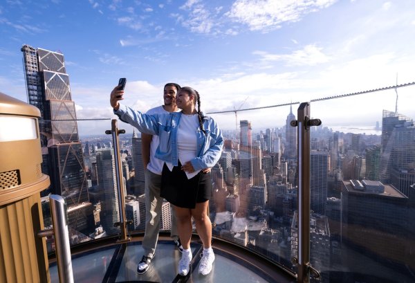 High Life im Big Apple: Von der Spitze des Skylifts auf dem Rockefeller Center hat man Manhattan unter sich. - © Diane Bondareff/AP Content Services for Tishman Speyer/Rockefeller Center/dpa-tmn