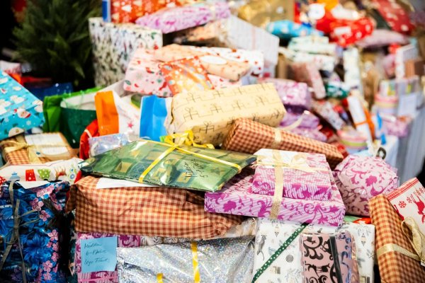Jeder Fünfte kauft Weihnachtsgeschenke schon im Oktober oder früher. - © Christoph Soeder/dpa