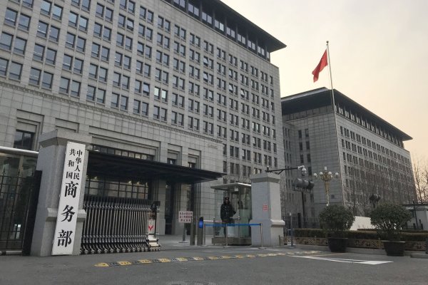 China reagiert auf die Entscheidung der EU-Staaten, die in der vergangenen Woche den Weg für Zölle auf Elektroautos freimachten. - © Oliver Zhang/AP/dpa