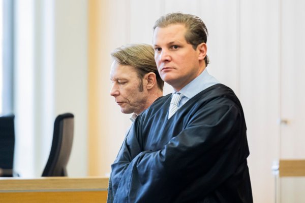 Der Angeklagte Christian B. (l.) nahm das Urteil neben seinem Verteidiger Friedrich Fülscher regungslos auf (Foto aktuell). - © Michael Matthey/dpa