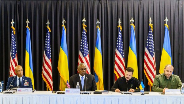 Bei den Treffen der Ukraine-Kontaktgruppe in Ramstein machen die westlichen Verbündeten immer wieder mehr Militärhilfe frei für Kiews Kampf gegen den russischen Angriffskrieg. (Archivbild) - © Andreas Arnold/dpa